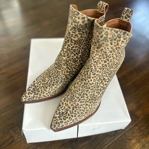 NWT size 8 dolce vita Leopard Sammey boot